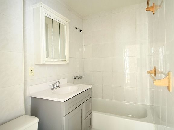 3rd image of 612 Metropolitan Ave #2R