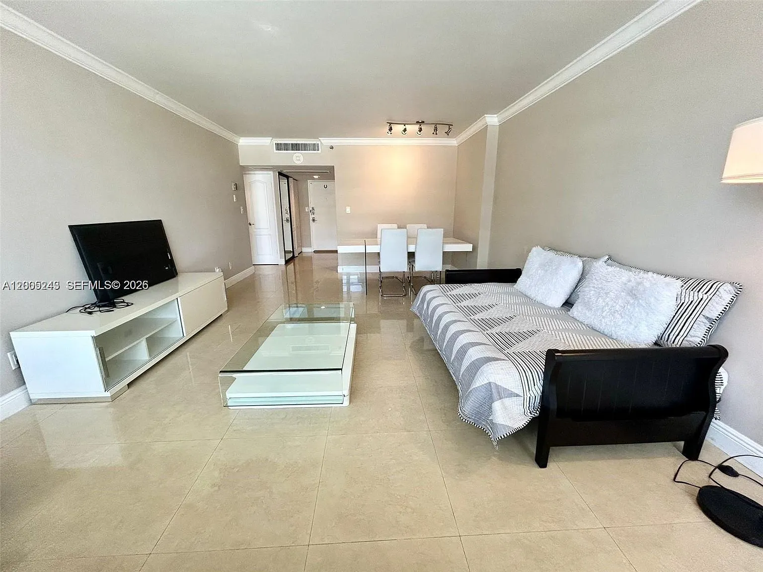 The Decoplage Condo — Photo 2
