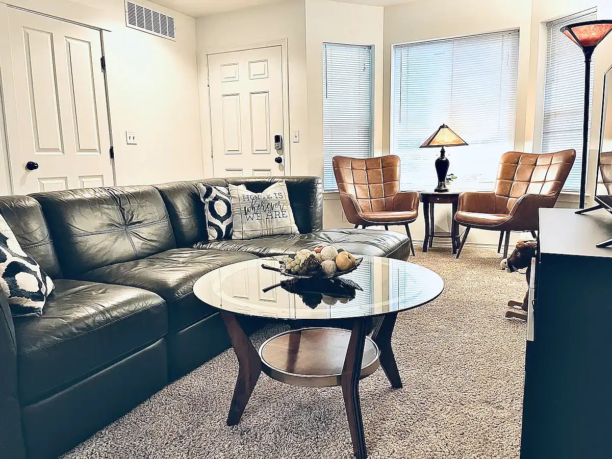 3 bed, 2.5 bath, 1300 sqft, $2,300 — Photo 3