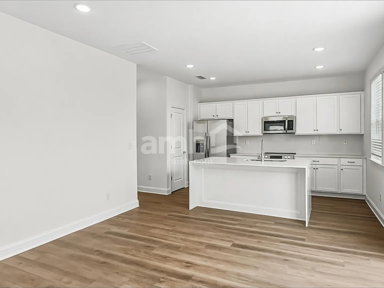 4 bed, 2.5 bath, 1784 sqft, $2,525 — Photo 3