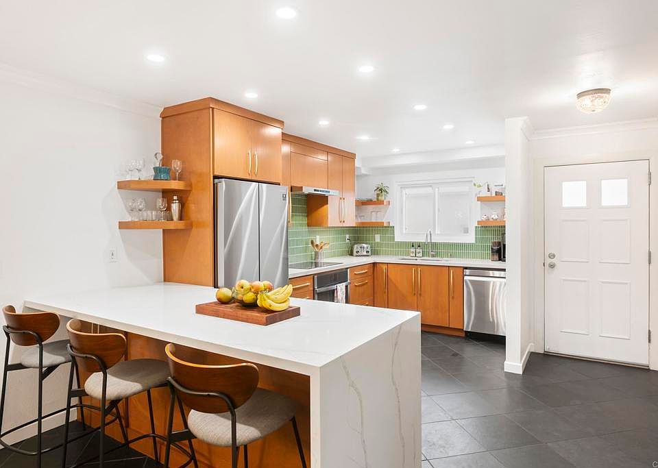 1st image of 540 Hawthorn St APT 1B