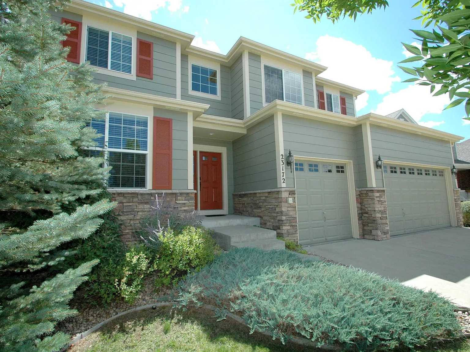4 bed, 2.5 bath, 3765 sqft, $3,800 — Photo 2