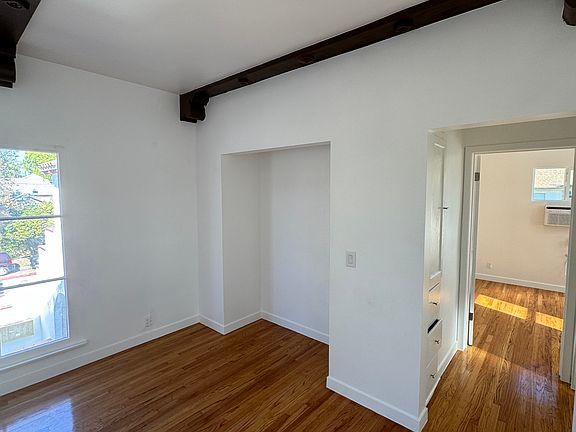 3rd image of 5930 Willoughby Ave #5934-1/2