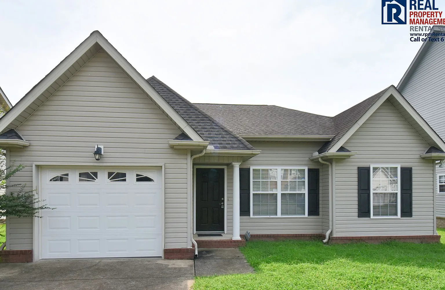 Adorable 3bd 2ba home with attached garage and fenced in back yard! — Photo 2