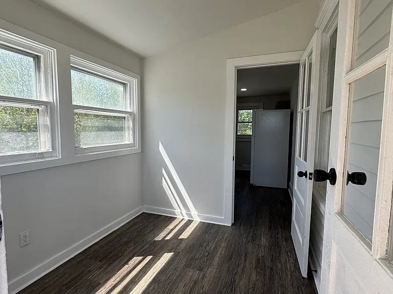 517 Bentley Ave — Photo 6