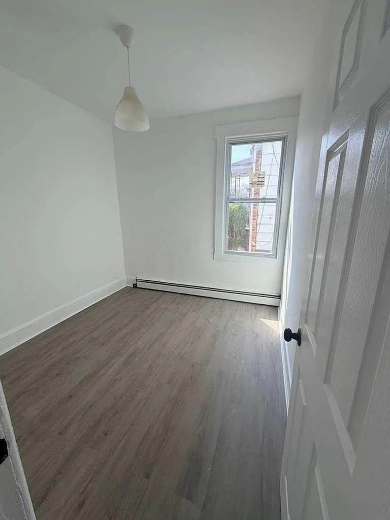 3 bed, 500 sqft, $1,300 — Photo 2