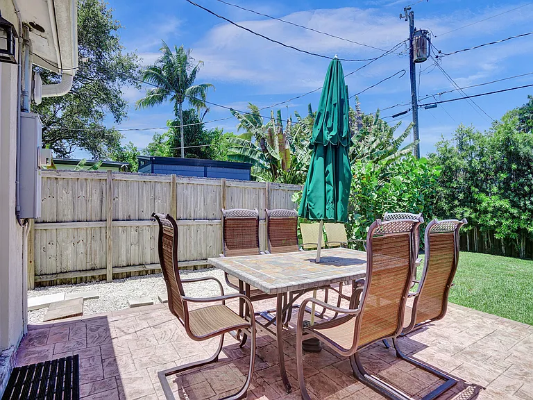 1041 SW 32nd St — Photo 35