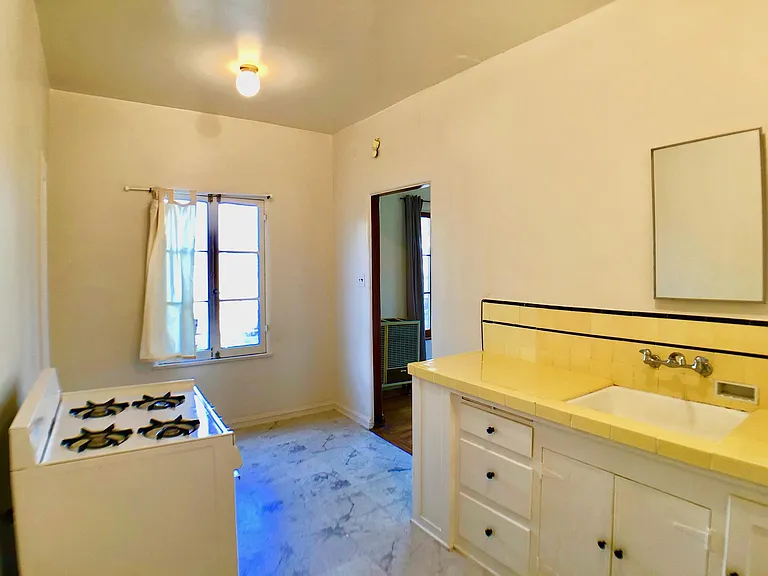 1352 W 10th St #3 — Photo 28