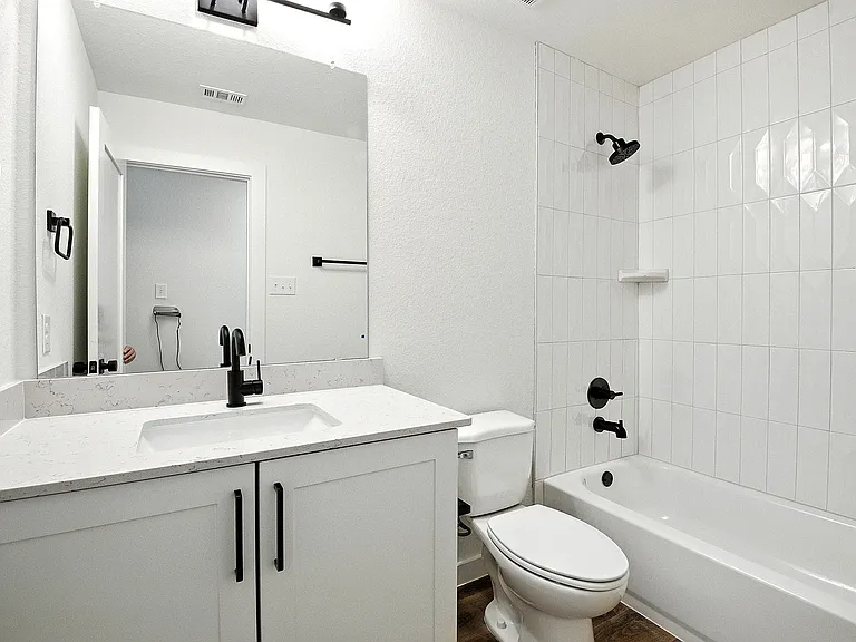 3B | 3 Bed / 2.5 Bath _ Guest Bathroom