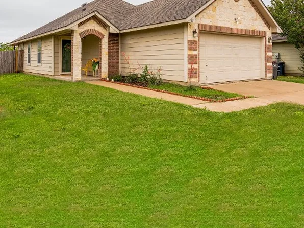 301 Wolf Mountain Ln, Fort Worth, TX 76140