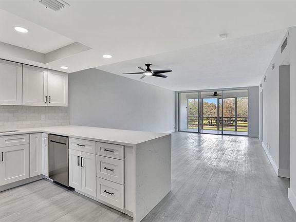 5th image of 575 Oaks Lane #307