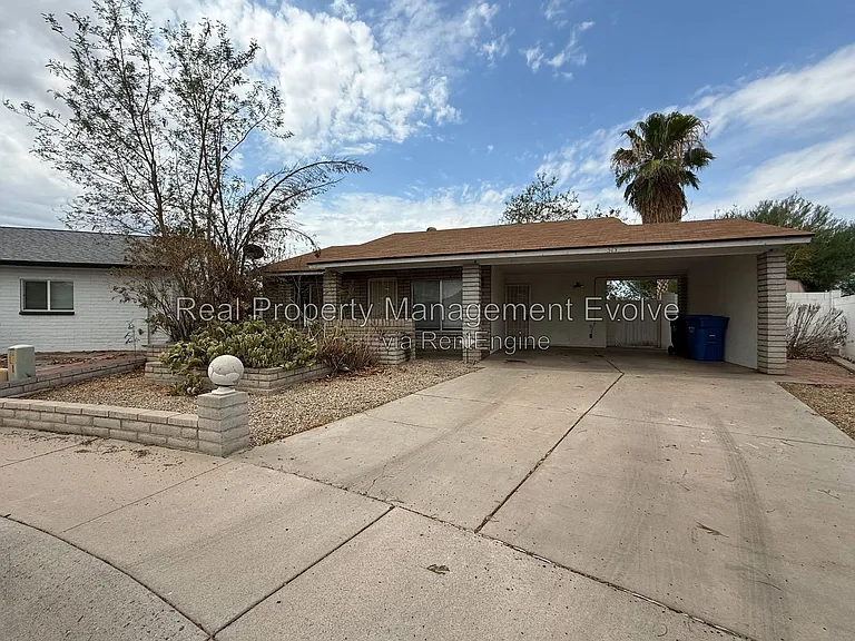 513 E Wickieup Ln — Photo 1