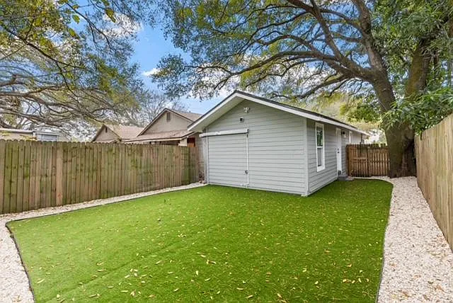 2410 E Columbus Dr — Photo 6