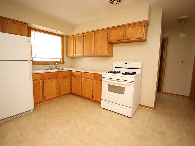8214 W Wilson Ave — Photo 5