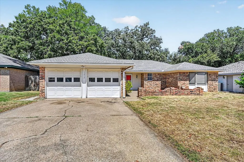 1215 San Marcos Dr — Photo 2