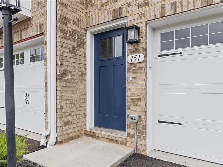 151 Crown St — Photo 2