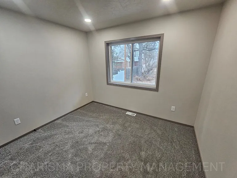 712 E 6th St — Photo 27