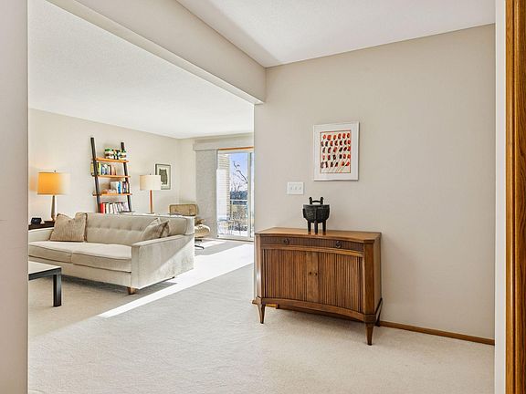 3rd image of 100 Imperial Dr W APT 404