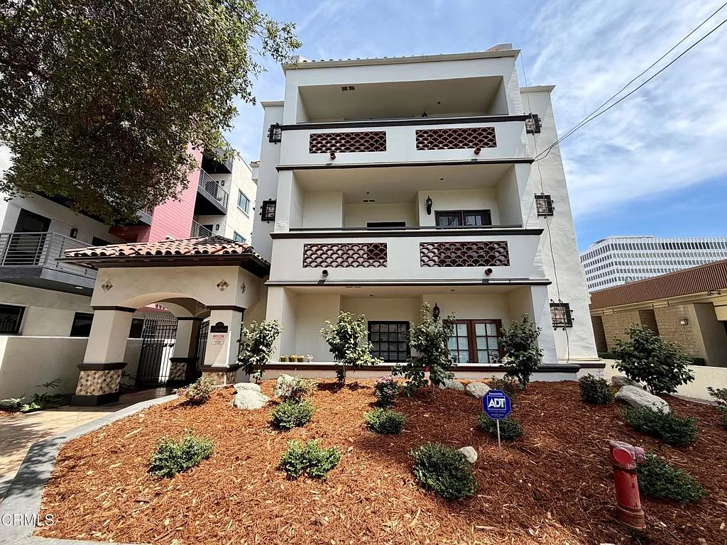 2 bed, 2.0 bath, 950 sqft, $3,300 — Photo 1