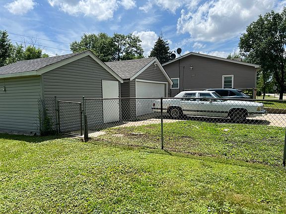 4th image of 2057 Emerson Ave