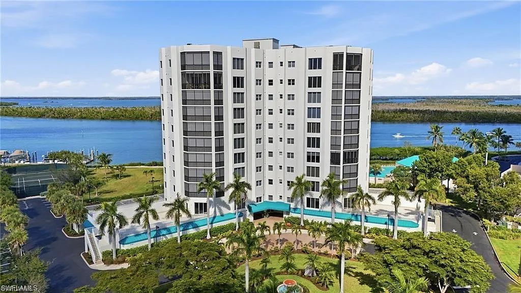 Waterside At Bay Beach — Photo 1