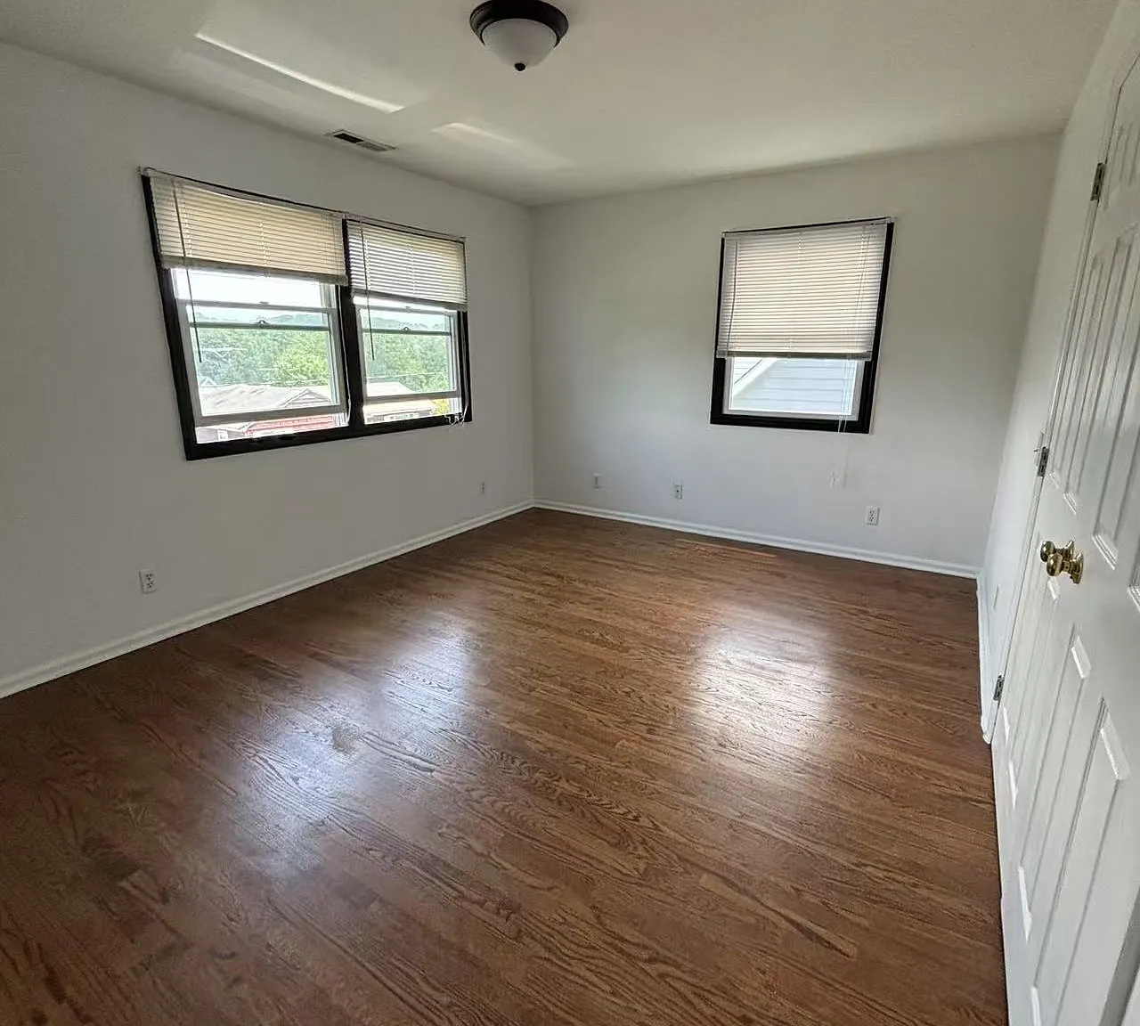 3 bed, 3.5 bath, 2452 sqft, $6,800 — Photo 1