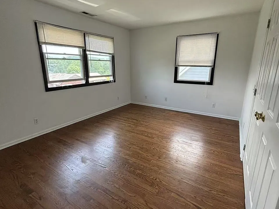 36 Nicholas Ave