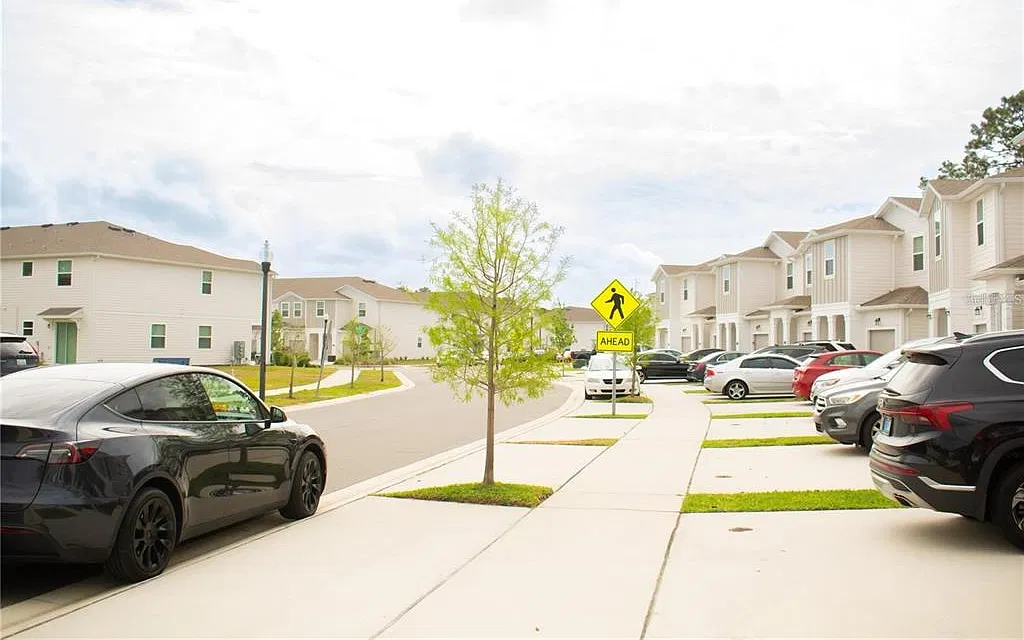 3 bed, 2.5 bath, 1843 sqft, $2,150 — Photo 3