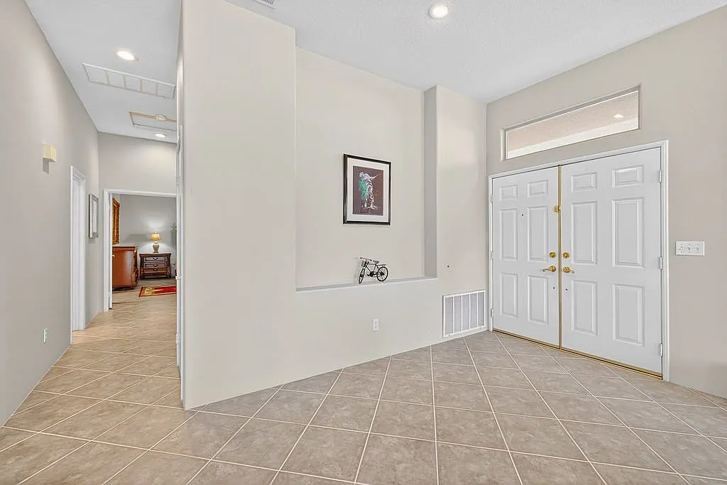 3 bed, 3.0 bath, 2324 sqft, $8,500 — Photo 2