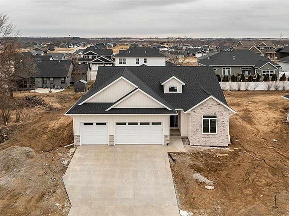 3rd image of 513 Elizabeth Ln