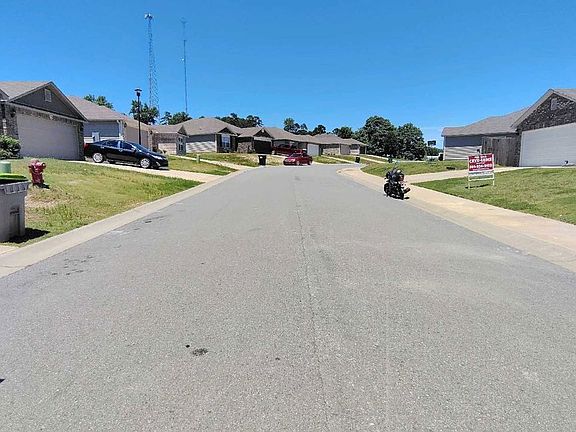 Exterior Neighborhood (street photo)