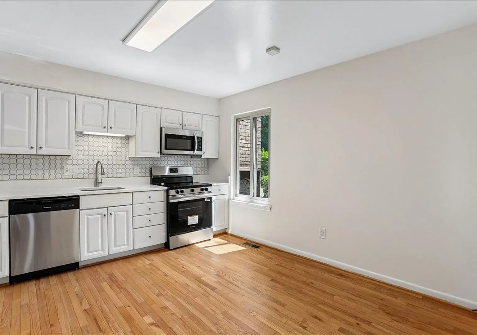 Updated 3-Bedroom, 2 Full Bath, 2 Half Bath Townhouse in Close-In Potomac! — Photo 4