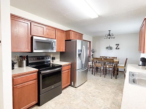 5th image of 916 Upland Dr