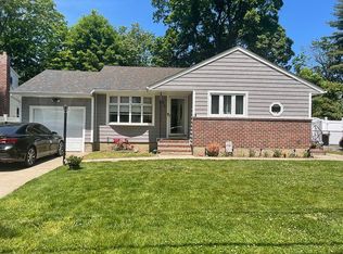 29 Keeler St, Huntington, NY 11743
