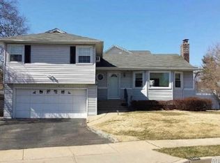 1429 Sylvan Ln, East Meadow, NY 11554