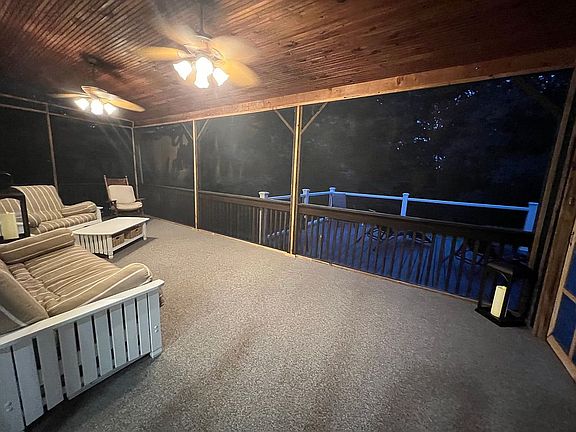 Screened in porch 