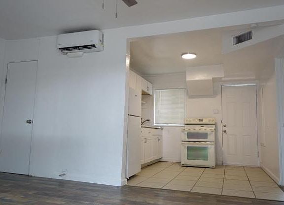2nd image of 3047 N Los Altos Ave