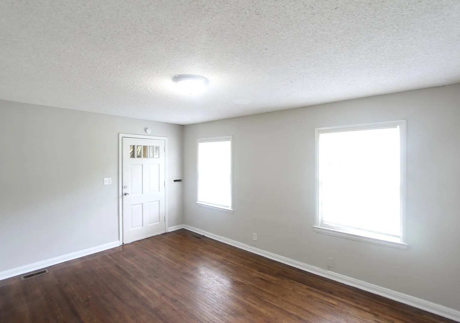 New On The Market! Fresh New Updates!! Better Hurry To See This One!! — Photo 4