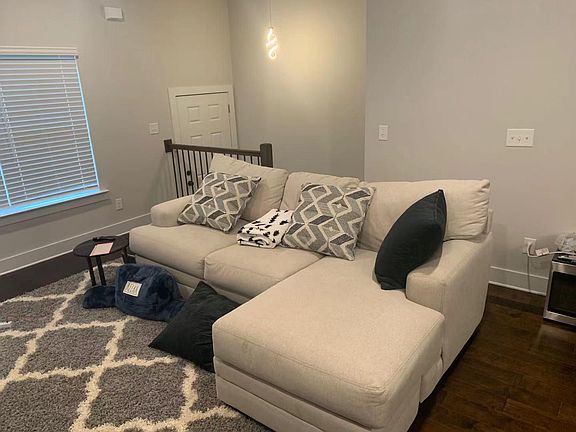 2nd image of 3752 Oxford Cir