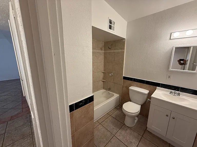 6010 N 32nd Ave — Photo 5