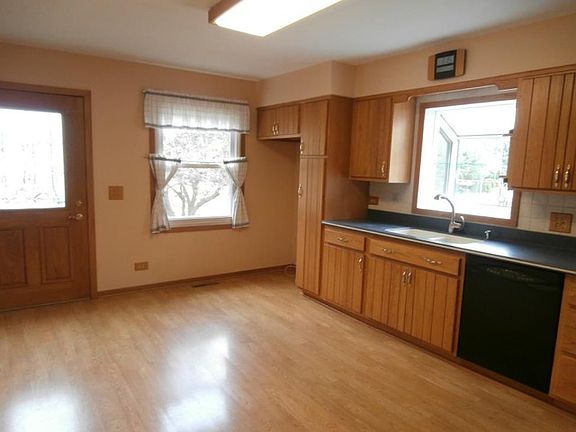 3rd image of 321 Wildwood Dr