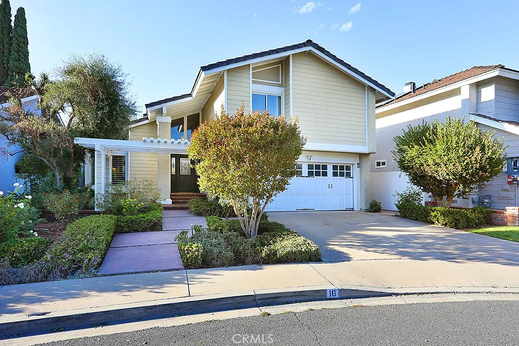 4 bed, 2.5 bath, 2400 sqft, $5,900 — Photo 2