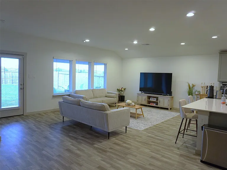 7219 Whispering Leaf St — Photo 2