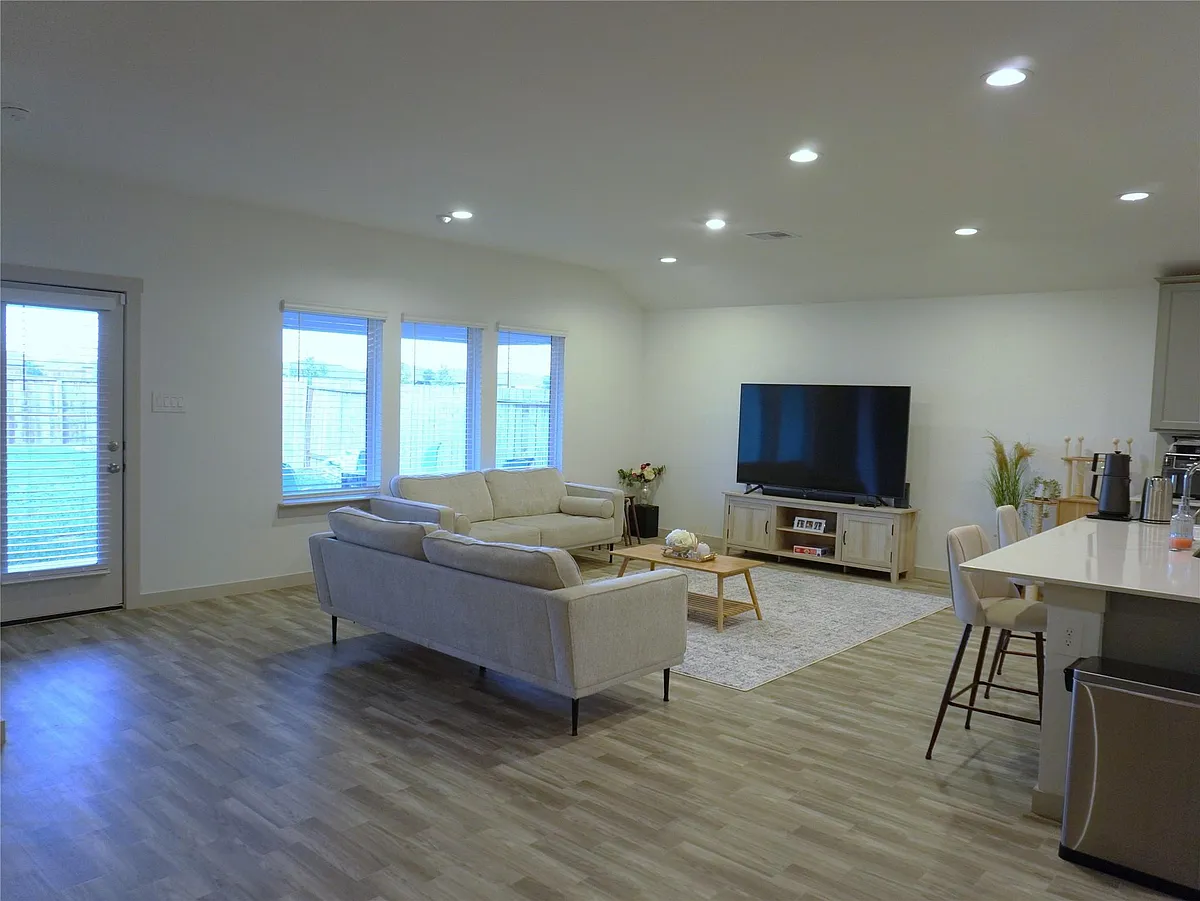 Building Photo - 6823 Dell Vista Dr