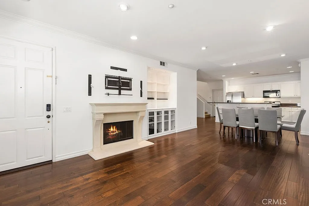 3 bed, 3.0 bath, 1843 sqft, $5,295 — Photo 2
