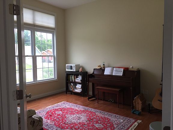 5th image of 380 Spring Glen Dr