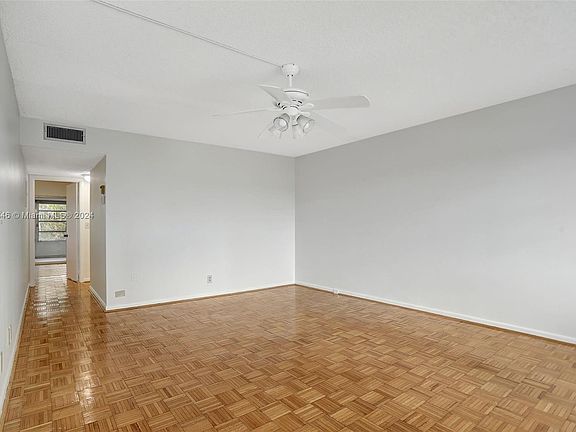 5th image of 4075 Oakridge Dr #4075-F