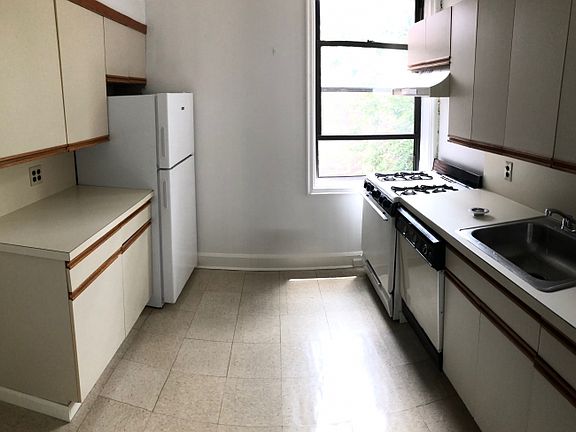 2nd image of 425 Larchmont #425