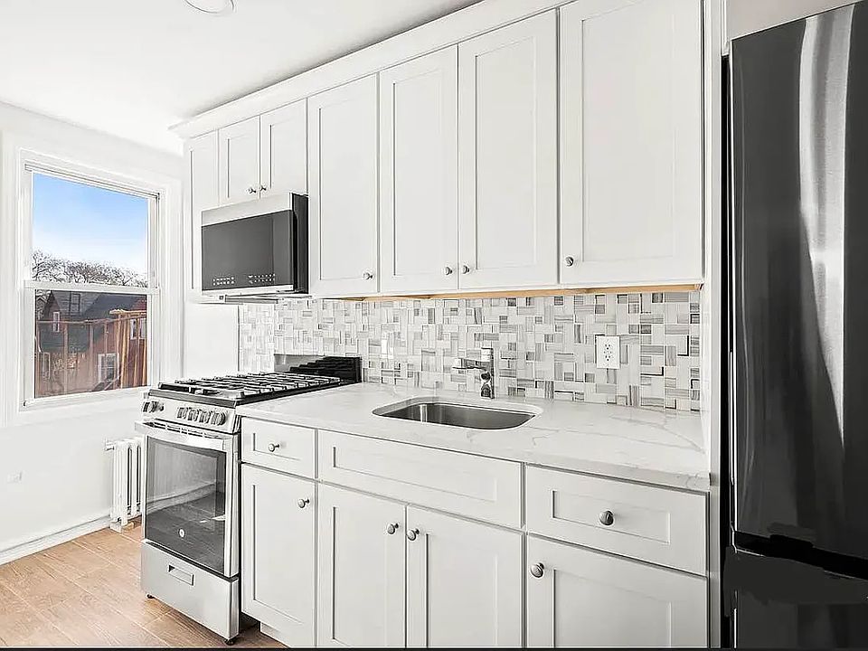 1st image of 615 E 2nd St #3