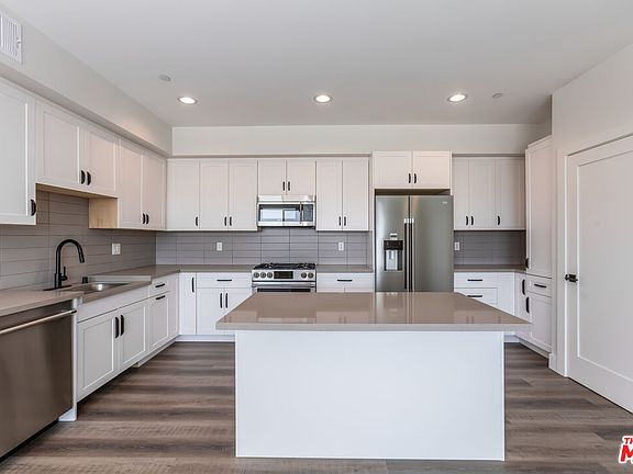 2nd image of 857 N Hayworth Ave #302